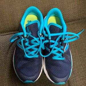 New balance tennis shoes